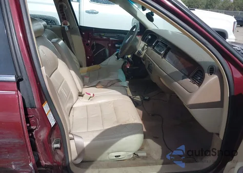 2000 Lincoln Town Car Signature from USA, damaged, VIN 1LNHM82W9YY815765